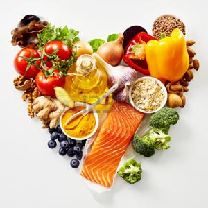 76186074-natura-morta-a-forma-di-cuore-di-cibo-sano-per-il-cuore-e-il-sistema-cardiovascolare-con-ingredienti